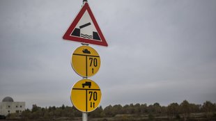 Gelbe Schilder an Brücken: Was bedeuten die Zeichen?