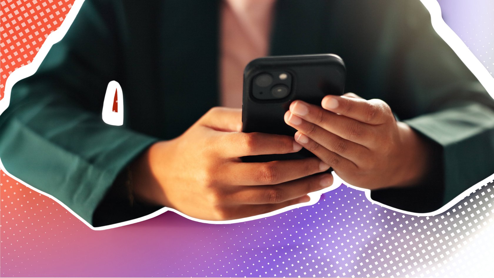 Eine Person in einem dunkelgrünen Blazer sitzt an einem weißen Tisch und benutzt ein Smartphone.