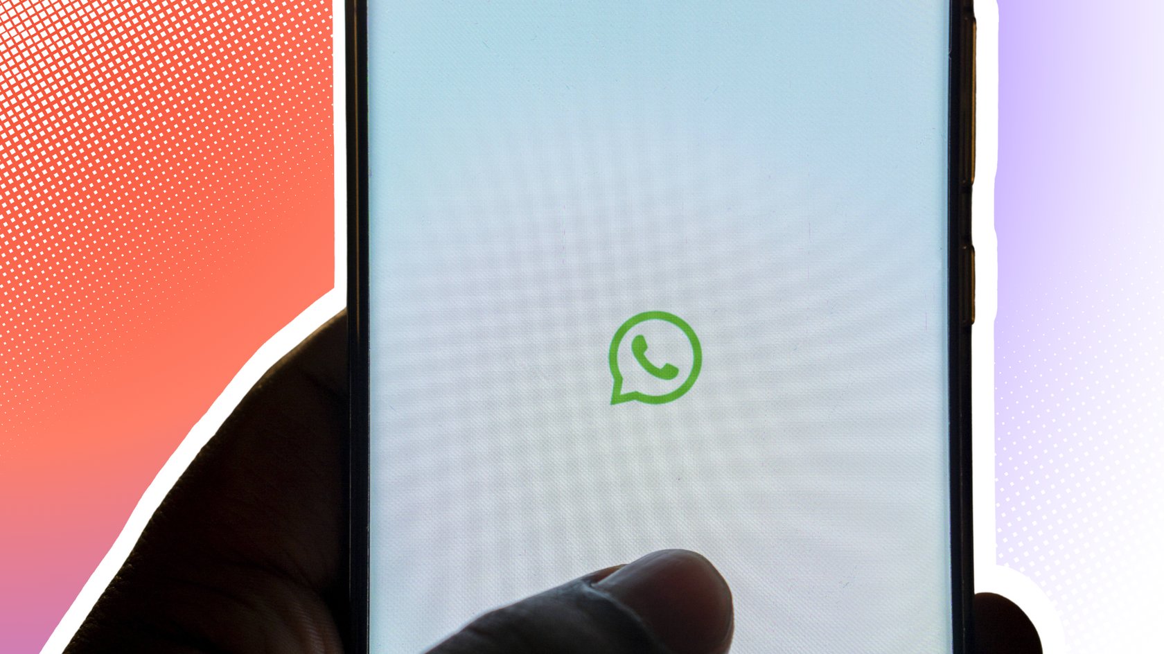 Nahaufnahme eines Smartphones, das von einer Hand gehalten wird und das WhatsApp-Logo auf dem Bildschirm anzeigt.