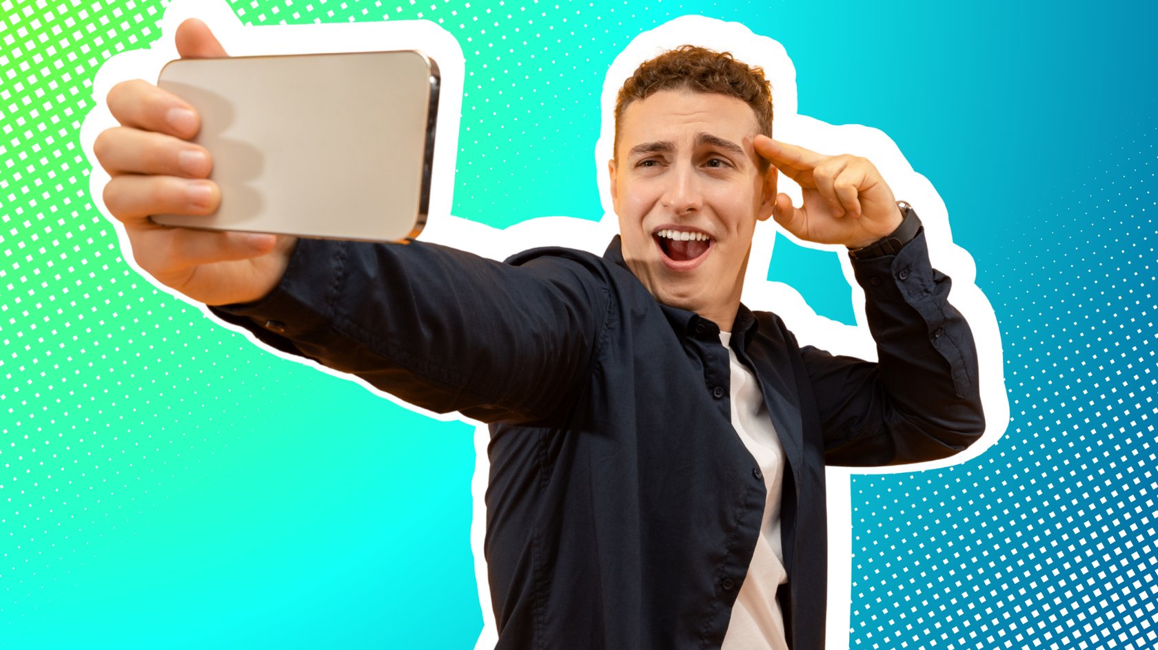 Junger Mann macht ein Selfie mit dem Smartphone und posiert dabei lachend mit einer Hand an der Stirn, als würde er salutieren. Der Hintergrund ist ein farbenfrohes, grafisches Design in Blau- und Grüntönen mit weissem Punktmuster.