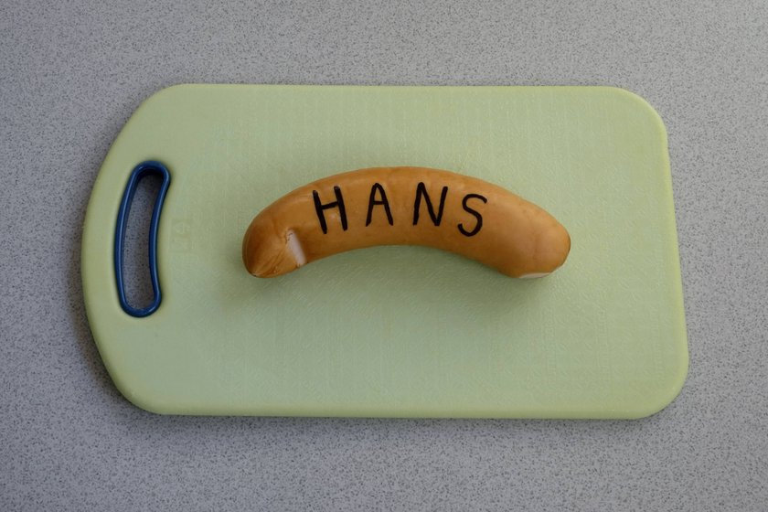 Wurst mit Hans-Schriftzug auf Schneidebrett