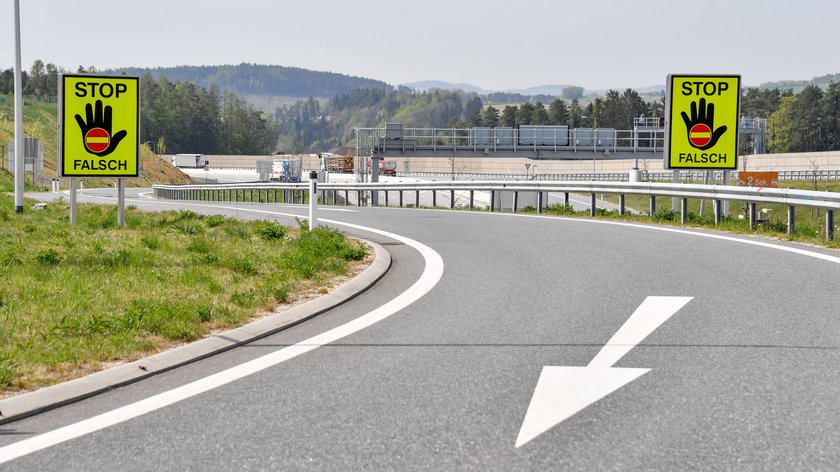 Wenn ein Fahrzeug entgegen kommt, ist höchste Vorsicht geboten.