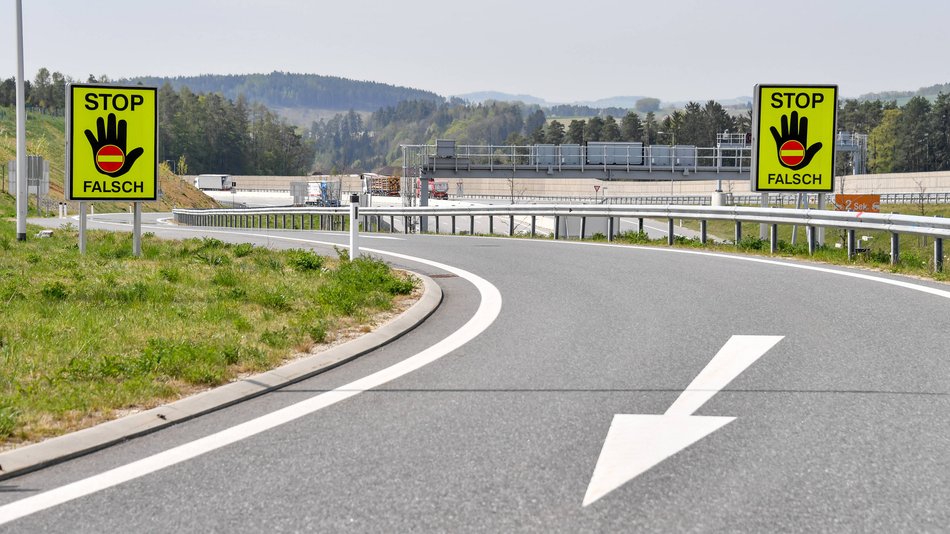 Gefahr voraus: Dieses Schild aus Österreich wäre gut für deutsche Autobahnen