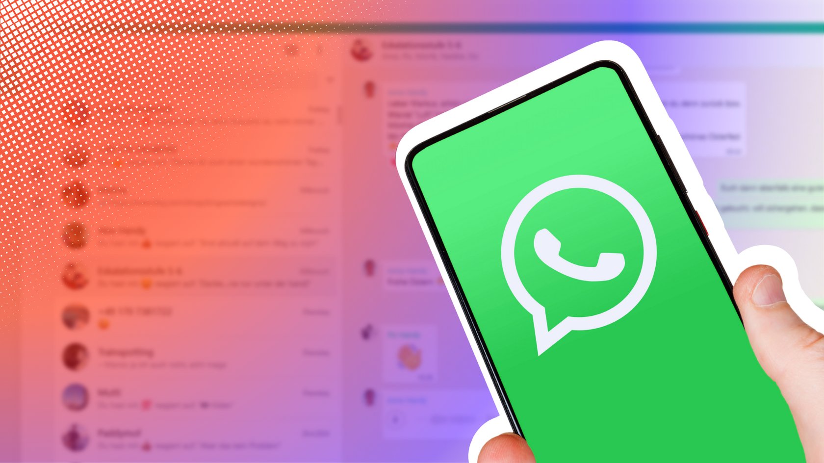 Ein Smartphone mit dem WhatsApp-Logo auf dem Bildschirm wird von einer Hand gehalten, im Hintergrund ist die WhatsApp-Webanwendung auf einem iPad zu sehen.
