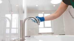 Wasserhahn entkalken:  So einfach geht&#039;s