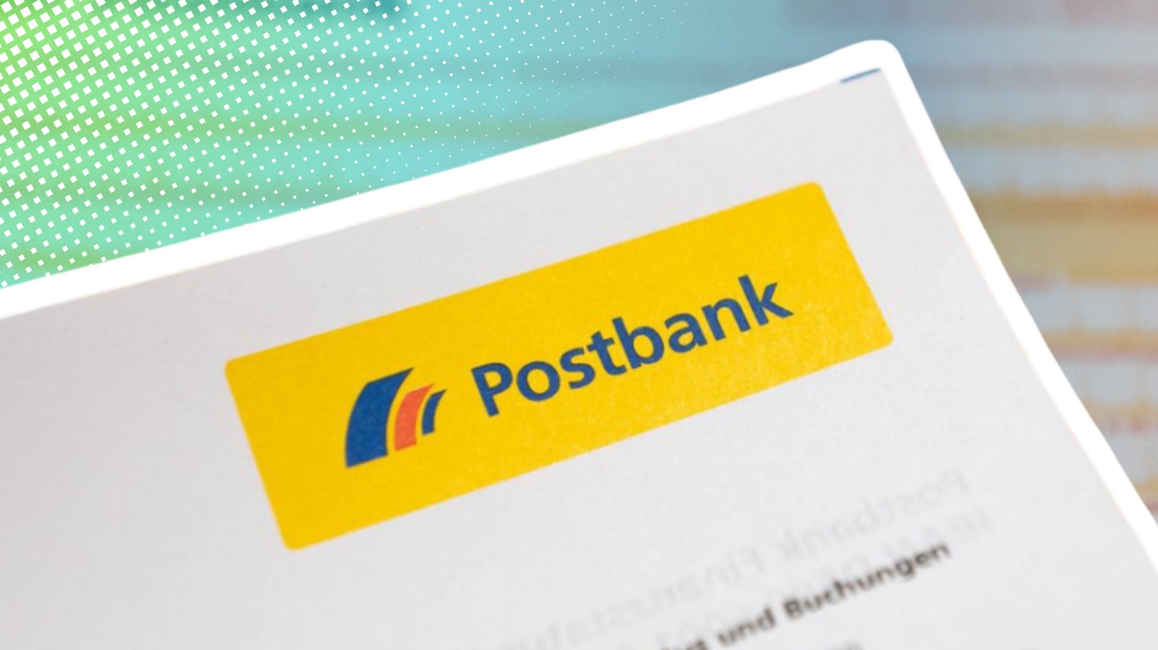 Ein Brief mit dem Postbank-Logo, im Hintergrund ist verschwommen ein Überweisungszettel zu sehen.