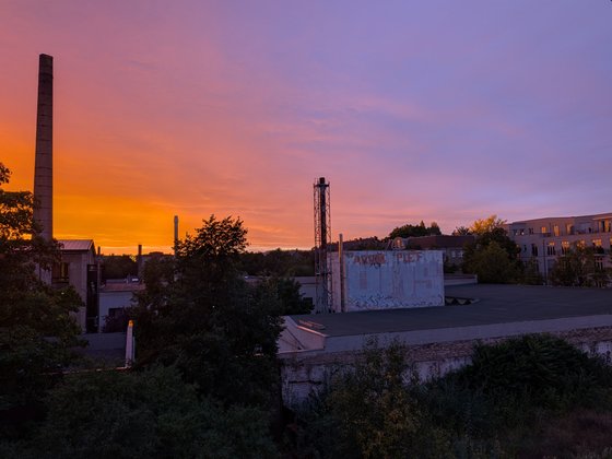 Farblich dramatische Abendszene, aufgenommen mit der Hauptkamera vom Google Pixel 9 Pro Fold im Nachtmodus.