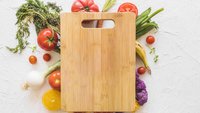 Gegen Keime auf dem Schneidebrett:  Mit diesem Hausmittel wird es strahlend sauber