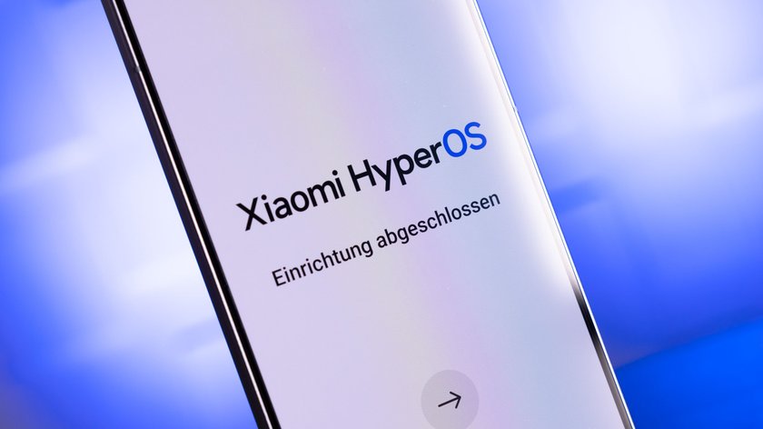 Eine Nahaufnahme des Displays eines Xiaomi-Handys mit HyperOS-Update-Bildschirm.