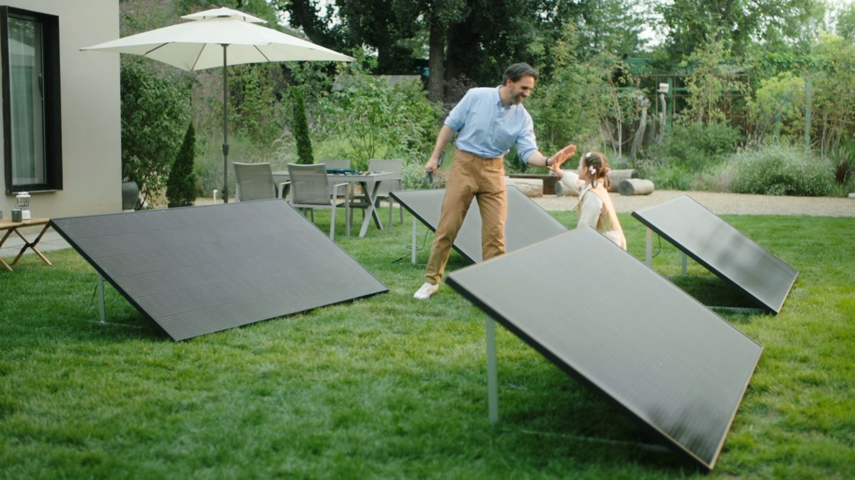 Solarmodule und Speicher des Anker SOLIX Dual-Systems lassen sich kinderleicht selbst montieren und anschließen.
