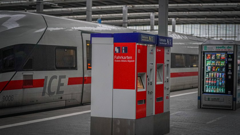 Fahrkartenautomat, ICE-Zug, Deutsche Bahn, Bahnhofsplattform, Fahrkartenkauf, Schienenverkehr, Reisen, öffentlicher Nahverkehr, Mobilität, Ticketautomat, digitale Bezahlung, Bahnreisen, Bahnfahren, Reiseplanung, DB Service, Fahrgastinformationen, moderner Bahnhof, Ticketing-System, Bahnservice, Selbstbedienung, Zugverbindungen, Mobilitätswende, Umweltfreundliches Reisen, Pendler, Bahnstation, Kundenservice, Verkehrsmittel, Zuginfrastruktur, Bahnbetrieb, Reisekosten. *** Ticket machine, ICE train, Deutsche Bahn, station platform, ticket purchase, rail transport, travel, local public transport, mobility, ticket machine, digital payment, rail travel, rail travel, travel planning, DB Service, passenger information, modern station, ticket Copyright: xJOERANxSTEINSIEKx