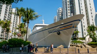 Das hat es mit dem riesigen Schiff mitten in Honkong auf sich