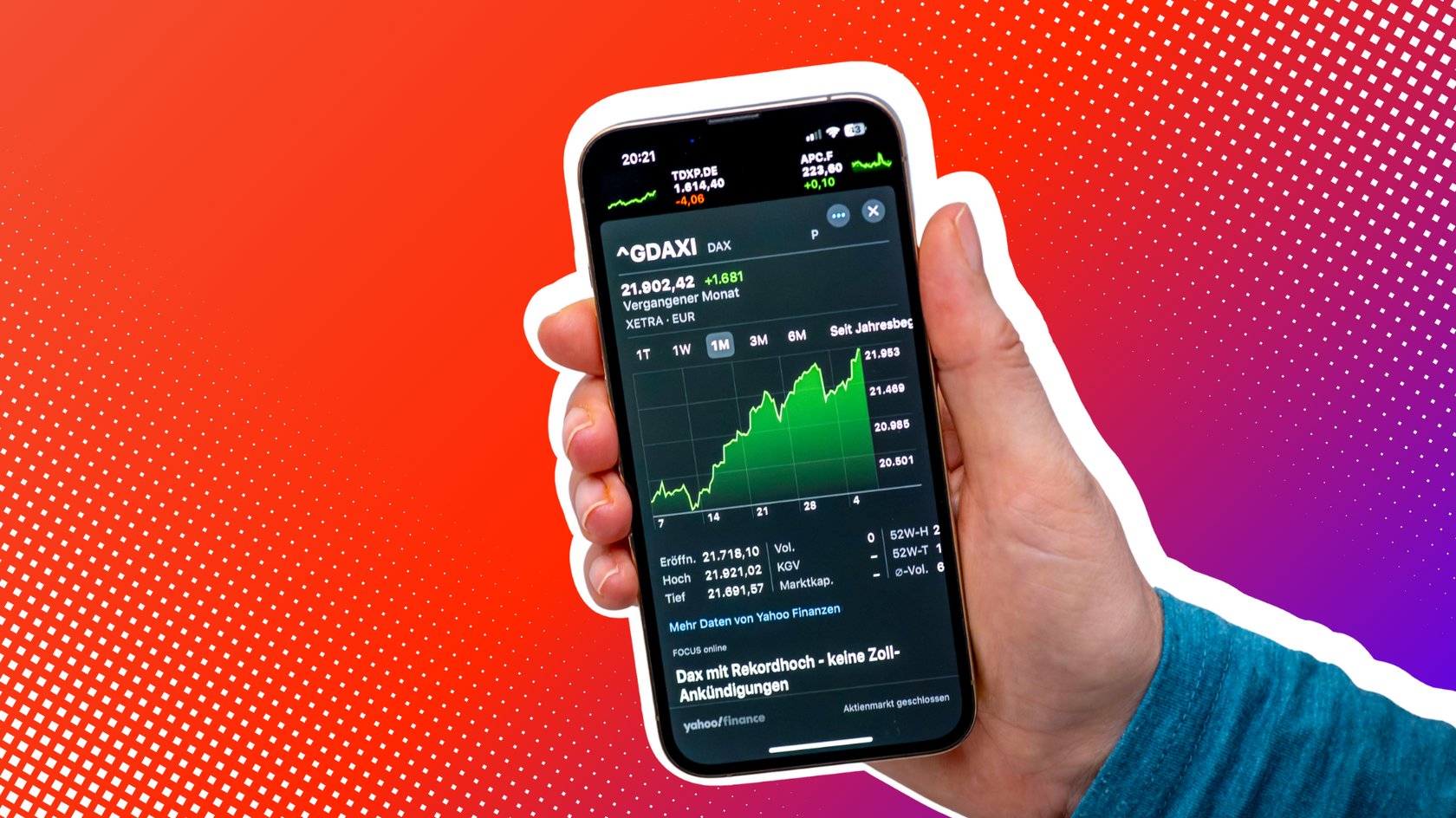 Hand mit Smartphone zeigt DAX-Chart