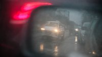 Bei schlechter Sicht durch Regennässe im Rückspiegel:  Dieser Trick schafft Abhilfe