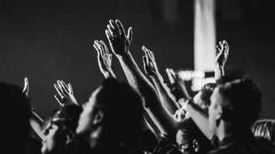 Die Faszination von Industrial-Musik: Wenn Musik zur Maschine wird