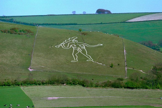 Der „Cerne Abbas Giant“ von einem nahegelegenen Hügel aus.