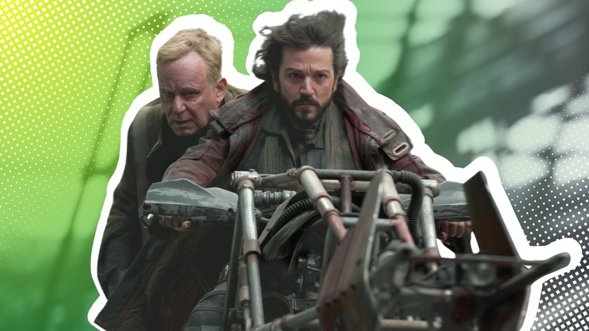 Andor und Luthen aus der Andor-Serie auf einem Speeder-Bike vor einem grünen Hintergrund.