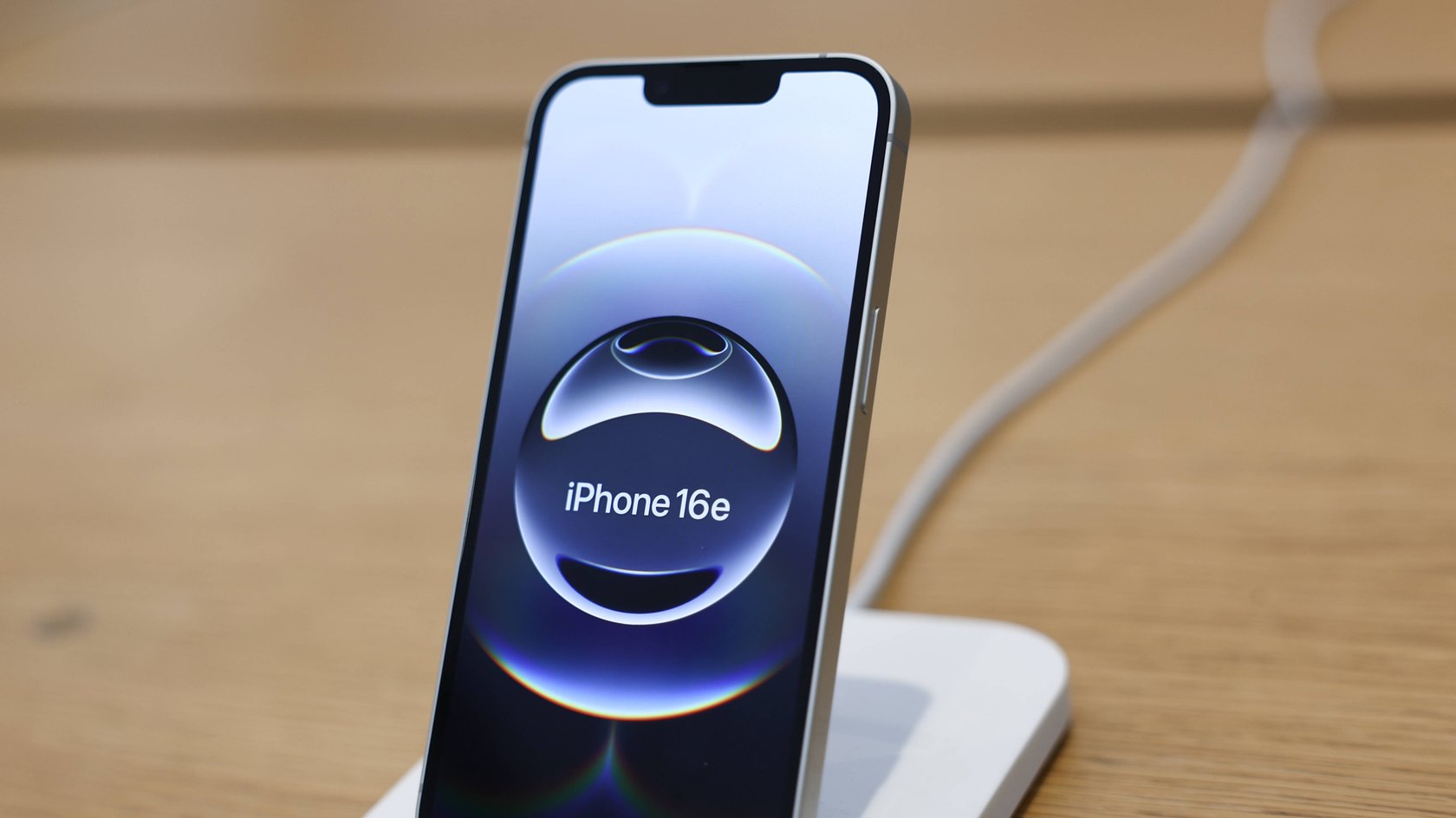 Das iPhone 16e kommt mit dem klassischen Notch-Design statt mit der Dynamic Island.