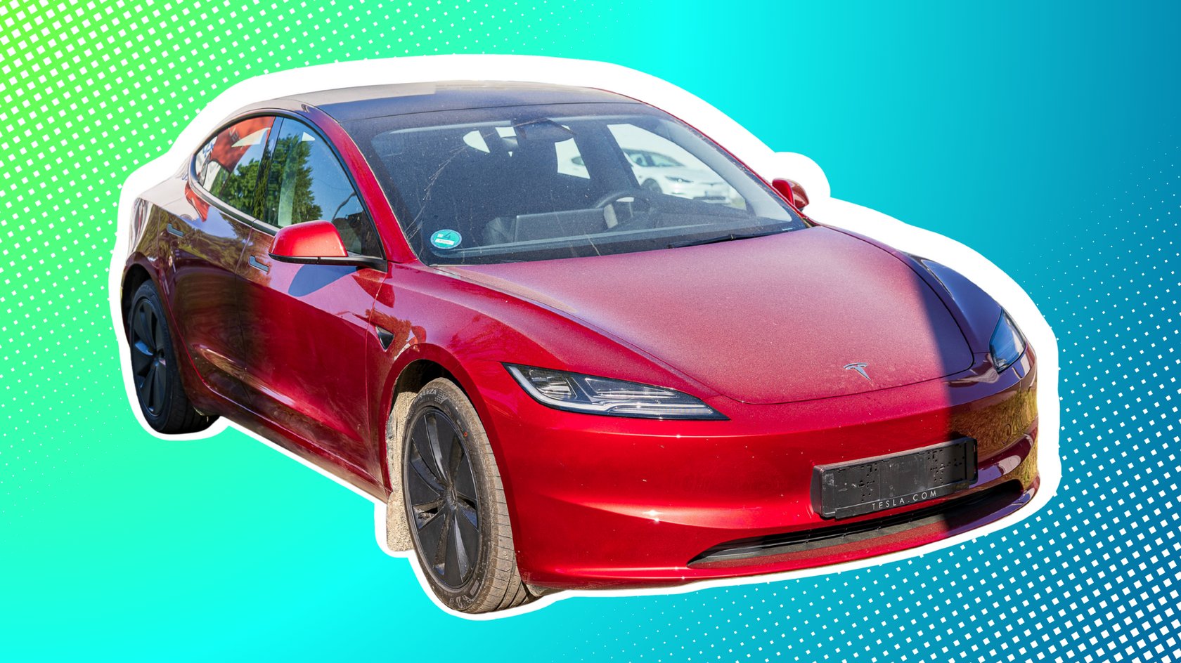 Tesla Model 3 in Rot vor grün-blauem Hintergrund