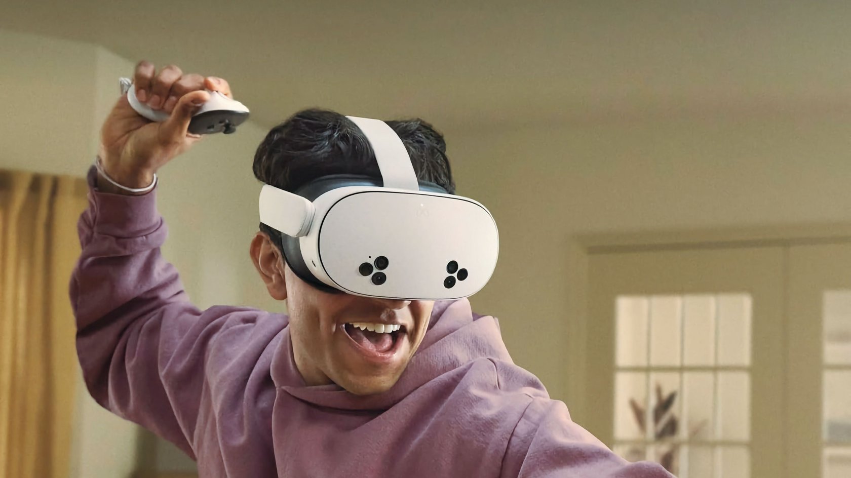 Ein junger Mann verwendet die VR-Brille Meta Quest 3S.
