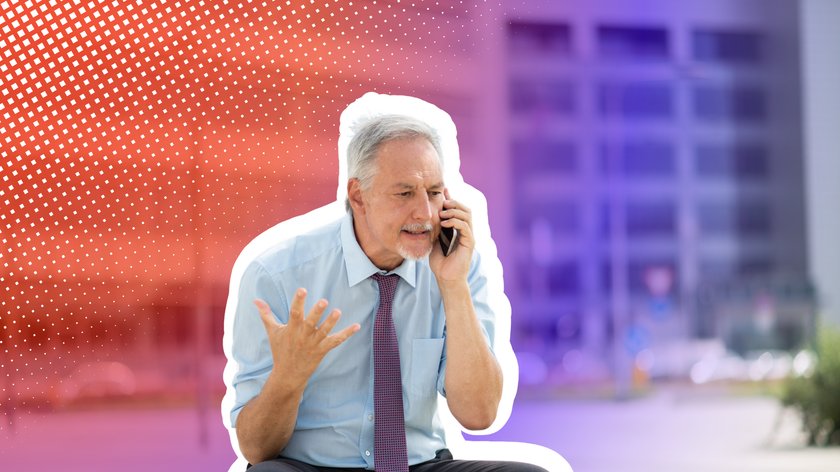 Älterer Mann in Hemd und Krawatte sitzt draußen und telefoniert mit besorgtem Gesichtsausdruck. Er gestikuliert mit einer Hand, während die andere das Smartphone ans Ohr hält. Der Hintergrund ist unscharf und mit einem Verlauf aus Rot- und Violetttönen sowie einem grafischen Muster überlagert.