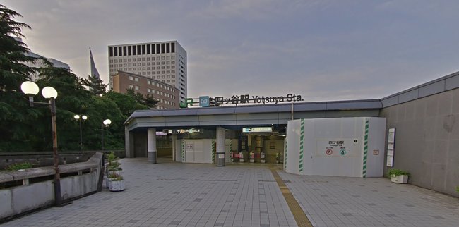 Ein Eingang zur Yotsuya Station, wie ihr ihn euch auf Google Maps anschauen könnt.