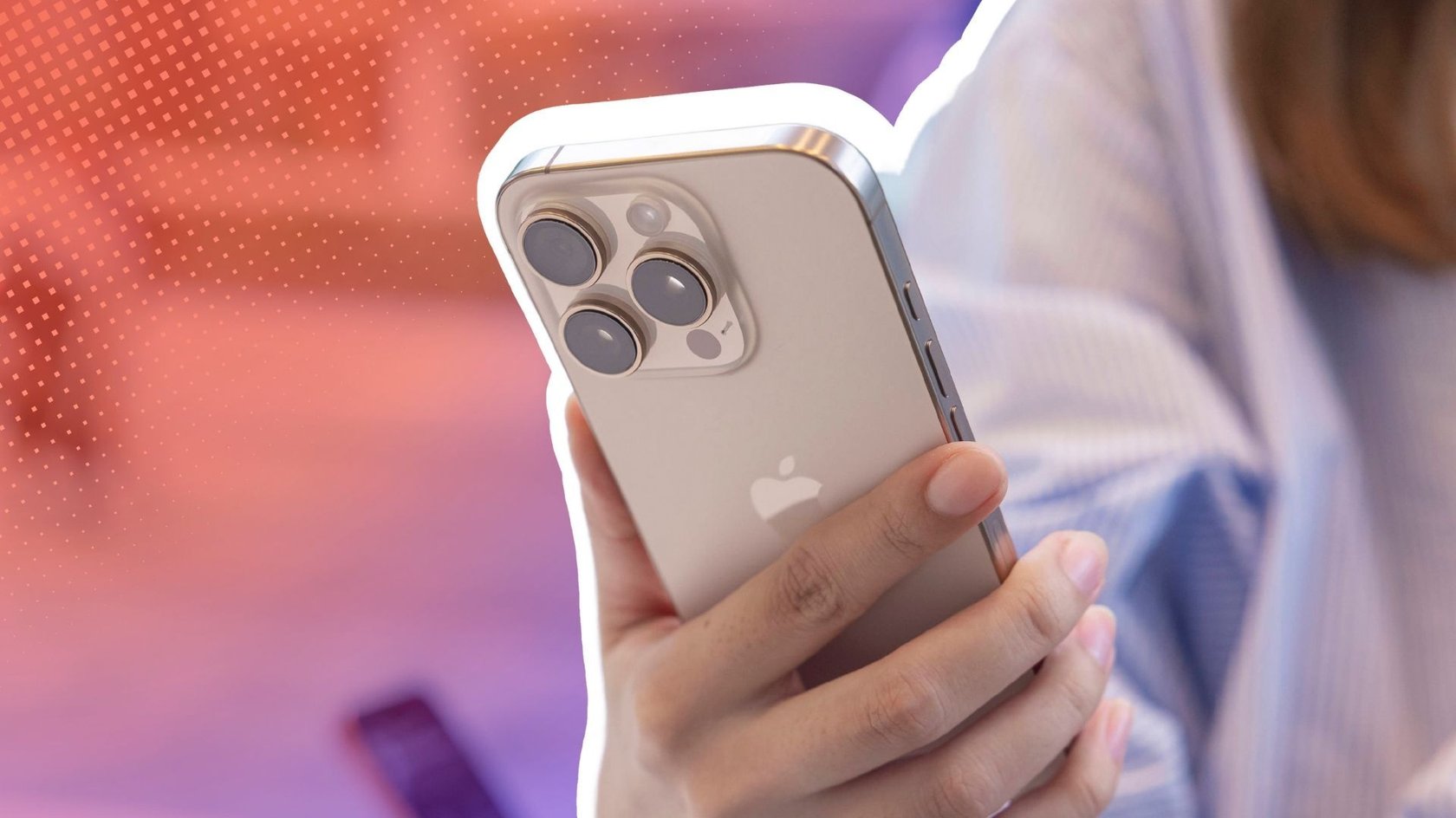 Das iPhone 16 Pro in der Farbe Titan Wüstensand in Händen gehalten.