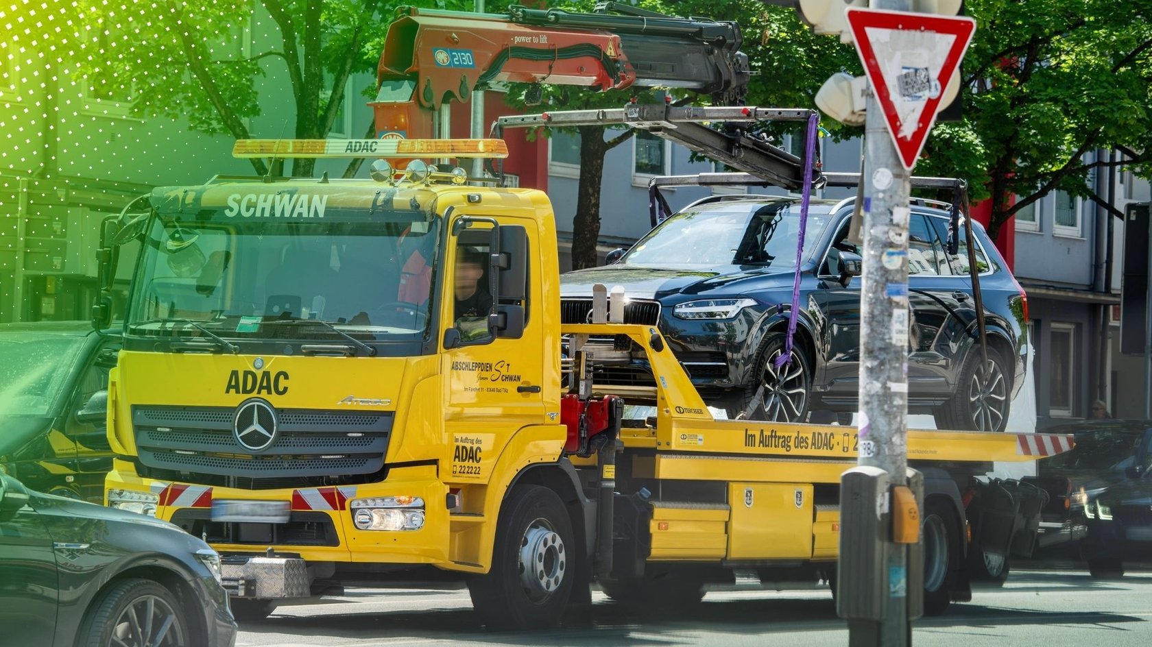 Abschleppdienst des ADAC, der einen Volvo auf der Ladefläche trägt.