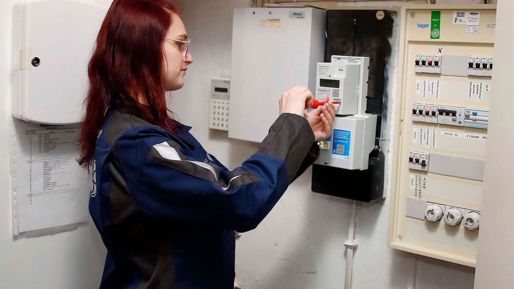 15.01.2025, Berlin, Wirtschaftssenatorin Franziska Giffey, montiert symbolisch einen Smart Meter Stromzähler in einer landeseigenen Einrichtung an, bis Ende 2025 stattet der städtische Netzbetreiber Stromnetz Berlin die Landesliegenschaften des Land Berlin mit 4800 intelligenten Mess-Systemen aus, Digitalisierung, u.a. Schulen, Rathäuser, Sportplätze, mit Stromnetz-Berlin-Geschäftsführer Dr. Erik Landeck, und Elektrikerin Maike, Berlin Deutschland *** 15 01 2025, Berlin, Senator for Economic Affairs Franziska Giffey, symbolically installs a smart meter electricity meter in a state-owned facility, by the end of 2025, the municipal grid operator Stromnetz Berlin will equip the state of Berlins properties with 4800 intelligent metering system