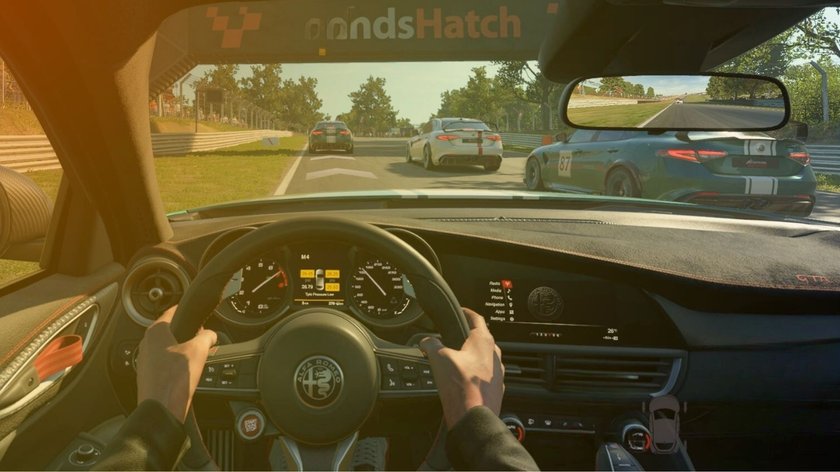 Cockpit-Ansicht eines Alfa Romeo Giulia GTAm in Assetto Corsa Evo.