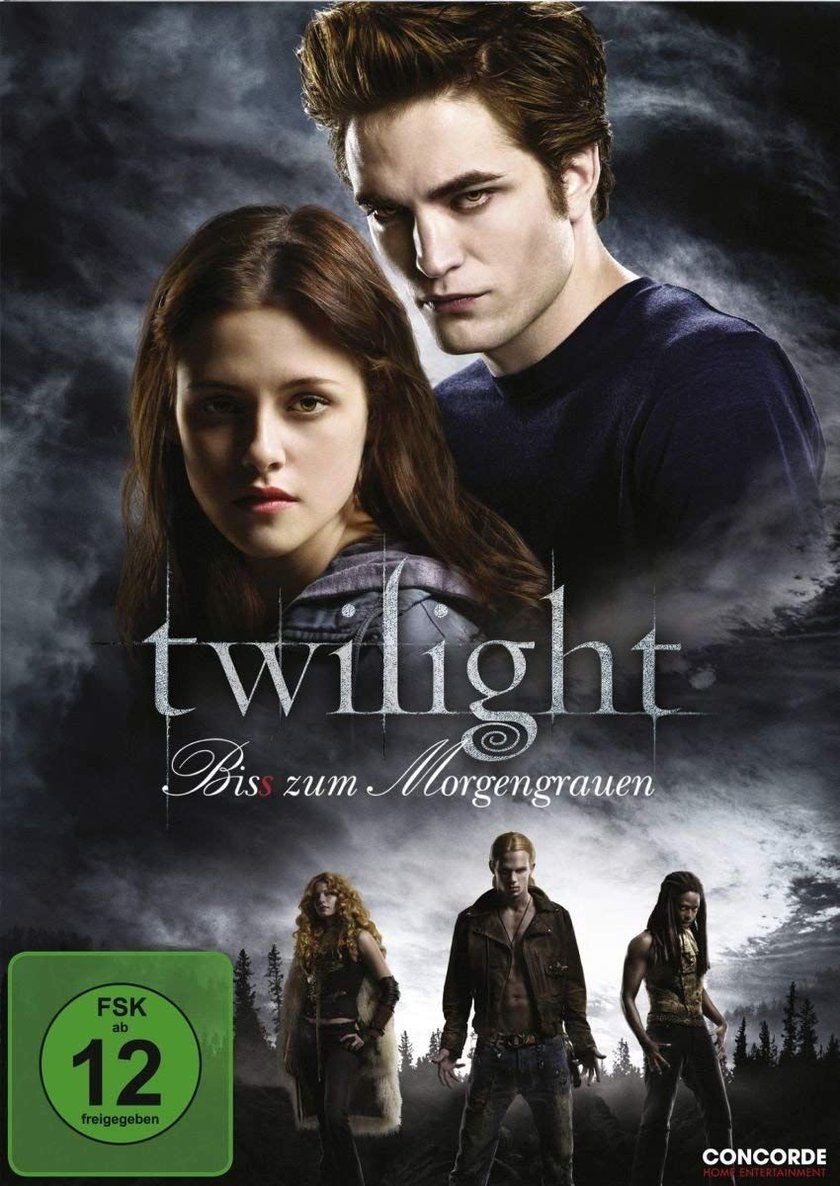 Filmplakat für „Twilight – Biss zum Morgengrauen“. Im oberen Bereich sind die Hauptfiguren Bella Swan und Edward Cullen abgebildet, die ernst in die Kamera blicken. Der Titel „twilight“ steht in großen, silbernen Buchstaben, darunter „Bis zum Morgengrauen“ in geschwungener Schrift. Im unteren Bereich stehen drei weitere Personen in einer Waldlandschaft vor einem dunklen, bewölkten Himmel.