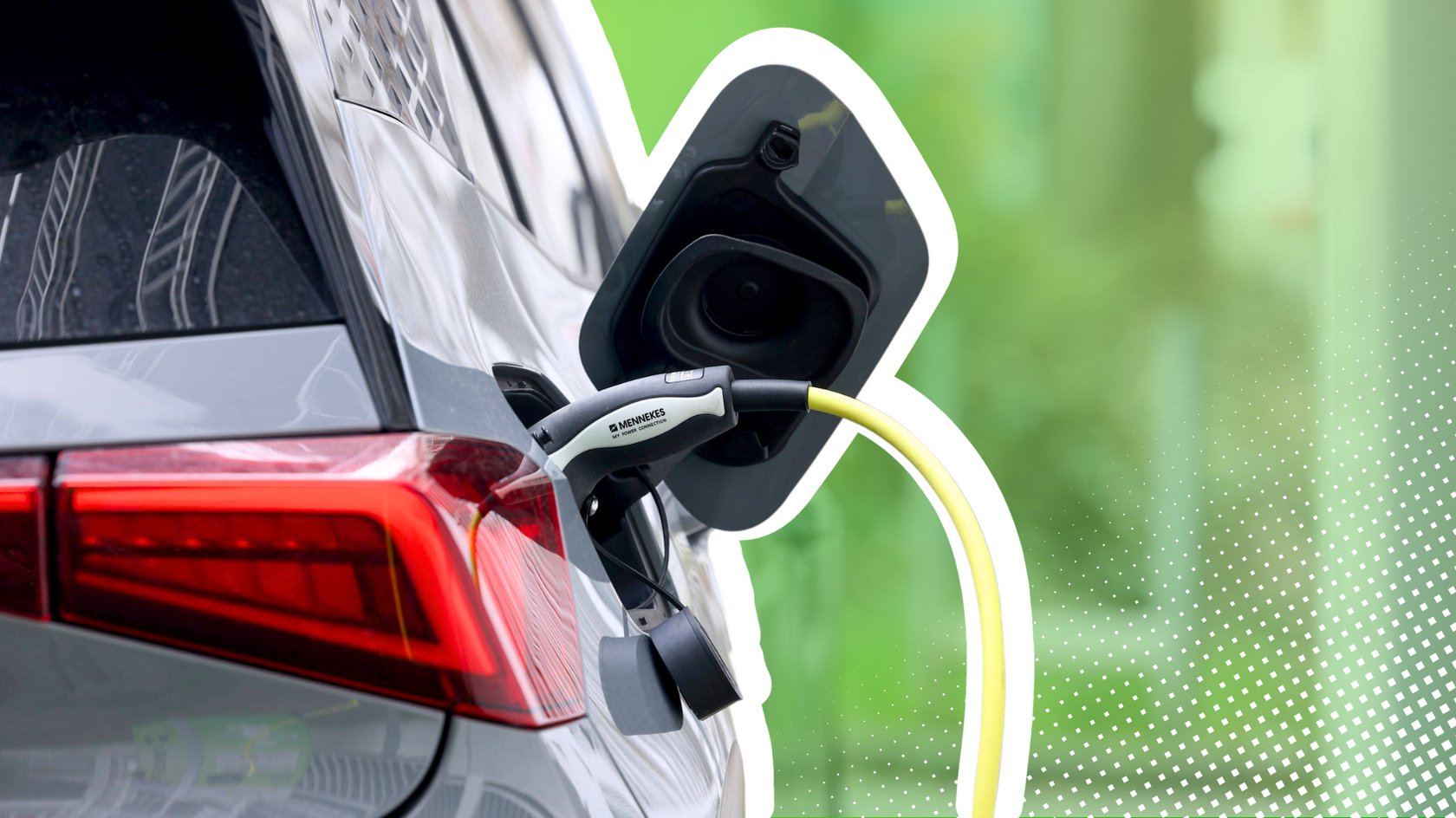 E-Auto wird geladen vor grünem Hintergrund