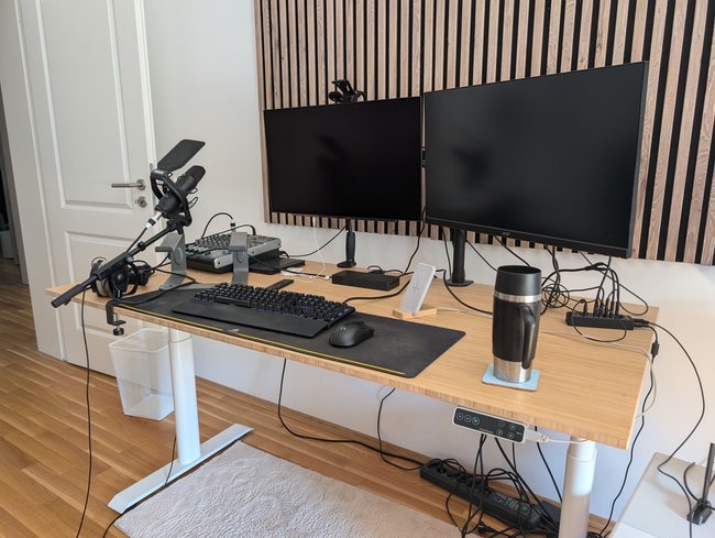 Ein zweiter Flexispot E8, auf dem ein Gaming-Setup, inklusive Mikrofon und Mischpult aufgebaut ist