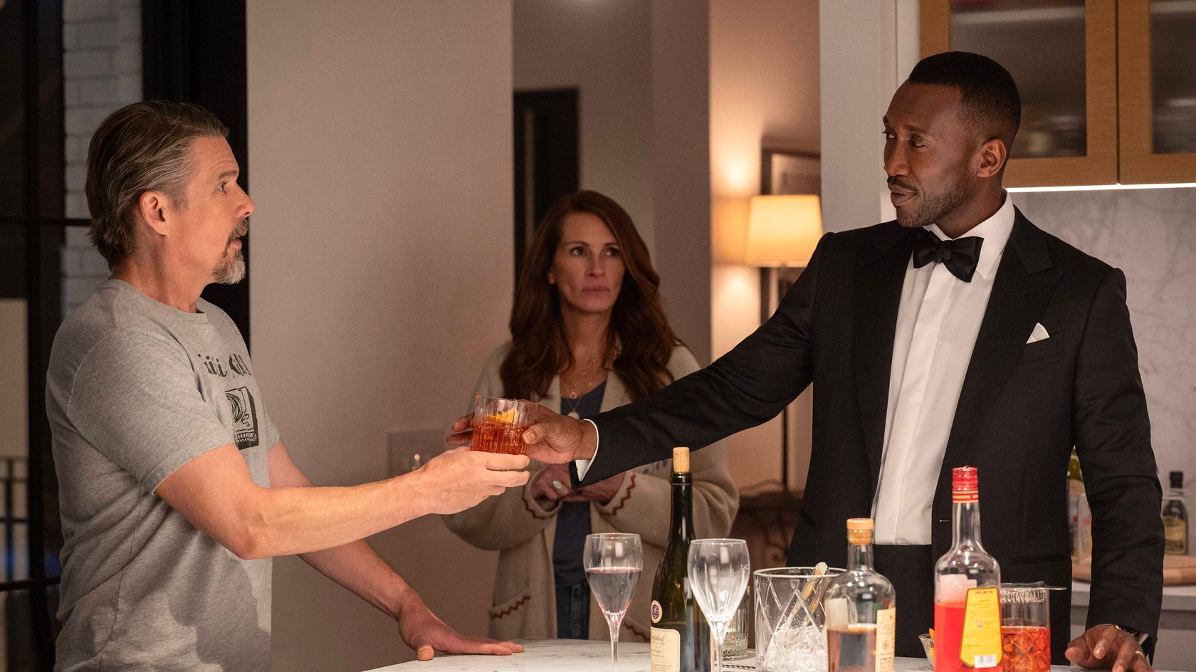 Ethan Hawke, Julia Roberts und Mahershala Ali in „Leave the World Behind“.