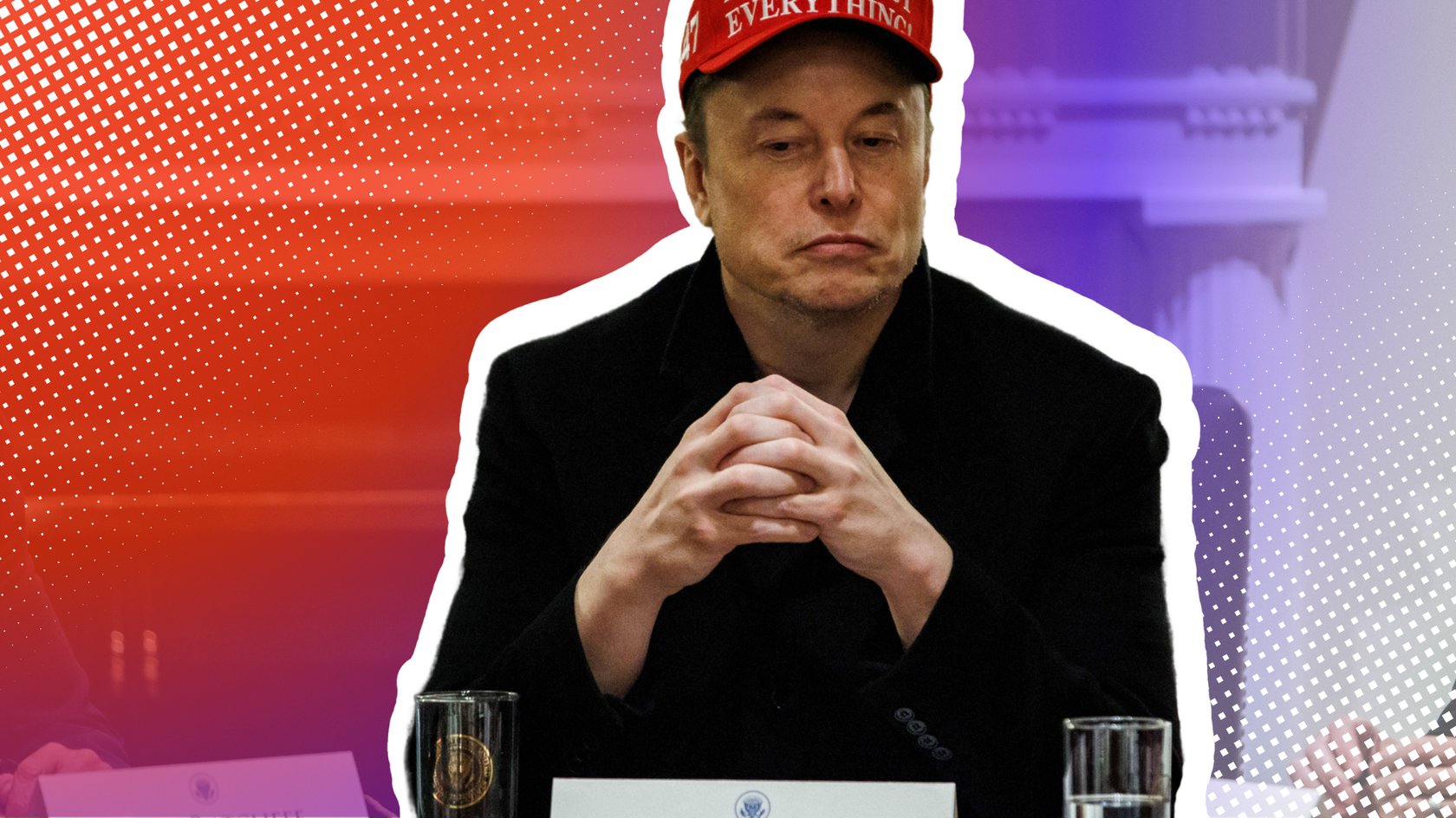 Elon Musk bei einem Treffen im Weißen Haus mit roter Trump-Cap, Hintergrund rot-blau