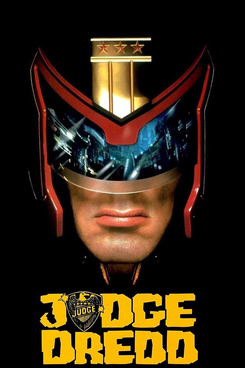 Filmplakat des Films „Judge Dredd“. Im Vordergrund ist eine Nahaufnahme des Gesichts einer Person zu sehen, die einen markanten Helm trägt. Der Helm ist rot und schwarz, mit einem großen Visier, das eine nächtliche Stadt widerspiegelt. Über dem Visier befindet sich ein goldenes Emblem mit drei Sternen. Unter dem Visier sind die Lippen und das Kinn von Sylvester Stallone sichtbar. Darunter steht der Filmtitel.