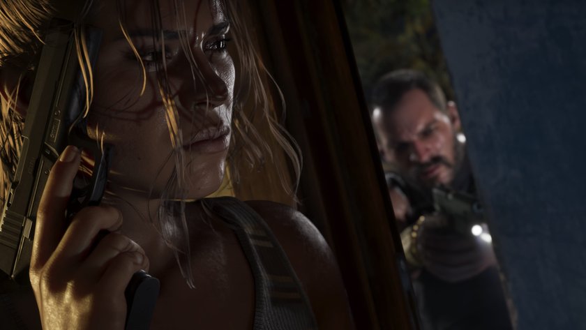 Lucia Caminos aus GTA 6 mit Pistole hinter einer Tür