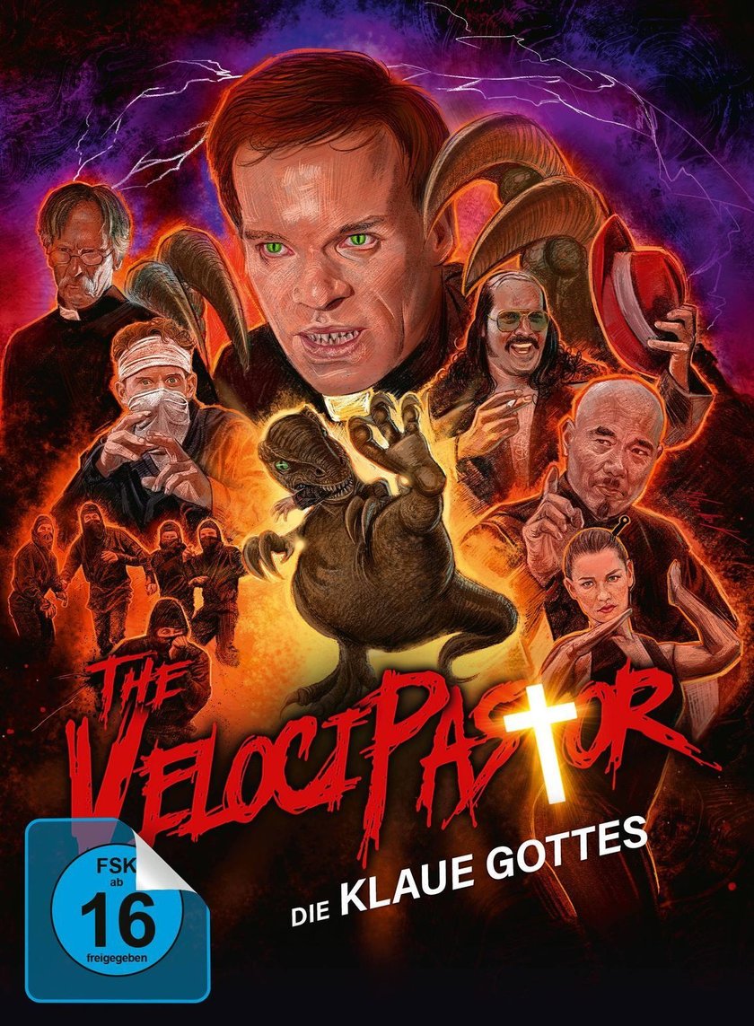 Filmplakat für „The Velocipastor – Die Klaue Gottes“. Im Zentrum steht ein Mann mit roten Haaren, grünen Augen und sichtbaren Fängen, der einen Priesterkragen trägt. Um ihn herum sind weitere Personen abgebildet: ein Mann mit Brille und Bandana, ein Mann mit langen Haaren und Sonnenbrille, ein Mann mit Glatze und eine Frau in einer Kampfpose. In der Mitte des Plakats befindet sich ein kleines, dinosaurierähnliches Wesen. Der Filmtitel „THE VELOCIPASTOR“ ist in großen, roten Buchstaben geschrieben, gefolgt von „DIE KLAUE GOTTES“.
