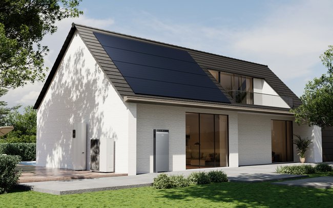 Solaranlage und Speicher am Haus