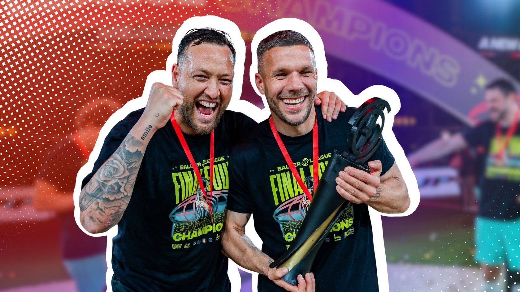 Julian Schieber und Lukas Podolski mit dem Pokal der Baller League in der Hand.