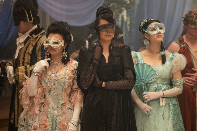 (Links nach Rechts) Michelle Mao als Rosamund Li, Katie Leung als Lady Araminta Gao, Isabella Wei als Posy Li.