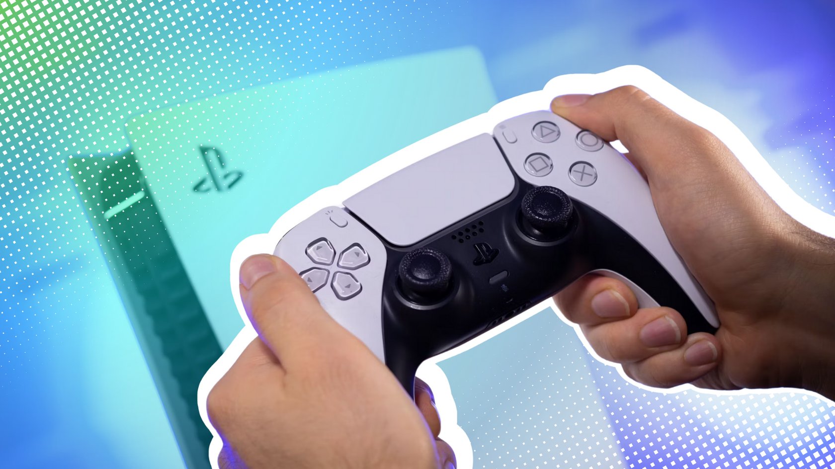 Mensch hält PS5-Controller in beiden Händen, im Hintergrund ist eine PS5-Konsole.