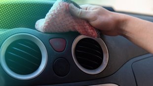 Lüftungsschlitze im Auto ganz leicht reinigen: Diese zwei Sachen habt ihr zu Hause