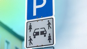 Wer hier falsch parkt, zahlt drauf: Dieses Schild solltet ihr nicht übersehen
