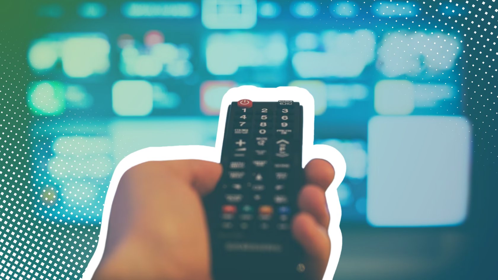 Hand hält Fernbedienung im Vordergrund und zeigt auf einen unscharf dargestellten Samsung Fernseher im Hintergrund.