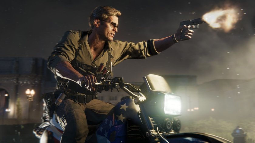 Charakter aus Call of Duty: Black Ops 6 feuert Pistole auf einem Motorrad.