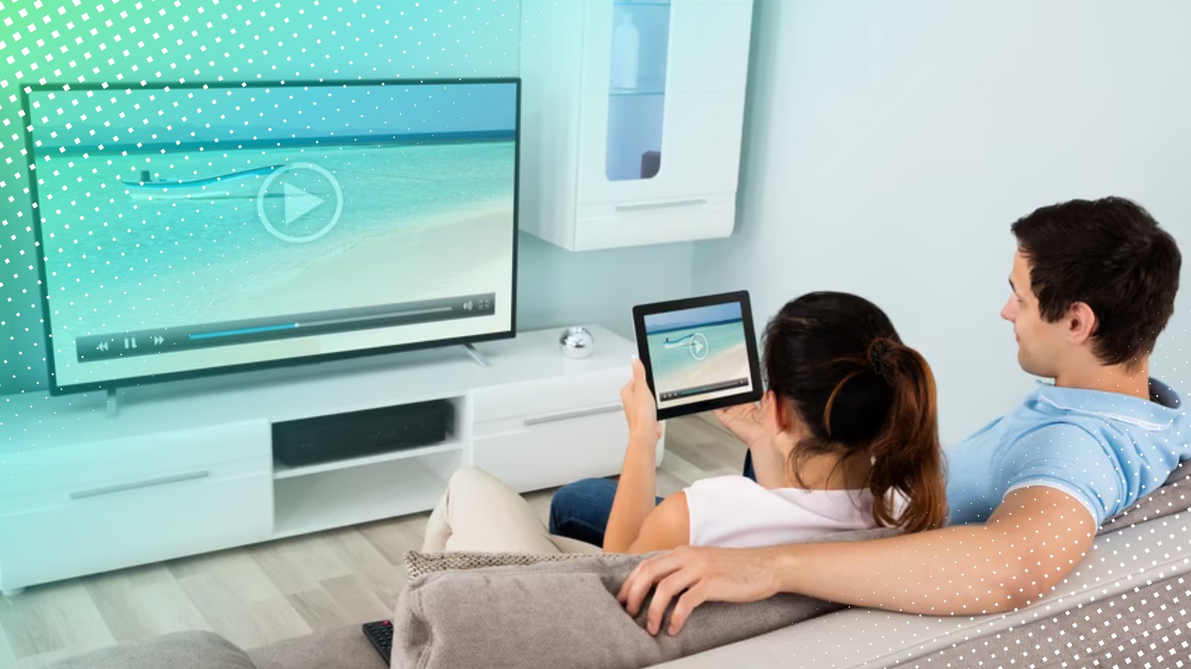 Ein Mann und eine Frau mit einem Tablet auf dem Sofa. Sie streamen den Inhalt des Tablets auf dem Fernseher.