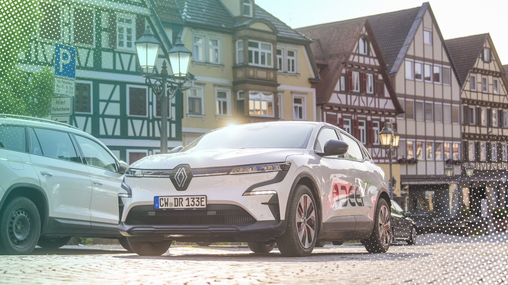 Ein Auto parkt in zweiter Reihe.