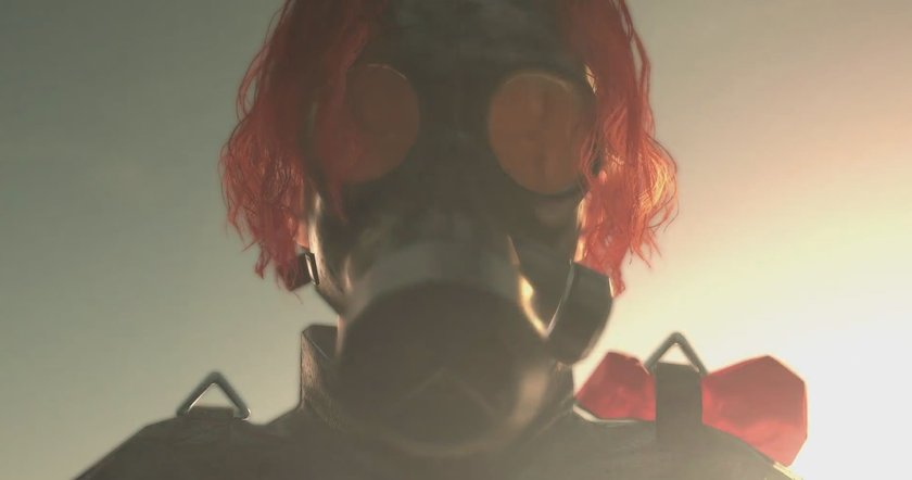 Eine Figur mit rotem Haar und Gasmaske, in dramatischem Gegenlicht vor einem hellen Himmel.