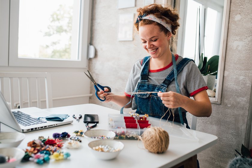 Frau bastelt in ihrer Wohnung mit einem DIY-Set